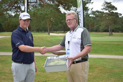 Magnus Ingvardsen modtager gave for sin hole in one af Niels Pein, der er turneringschef. Foto: Silkeborg Ry Golfklub