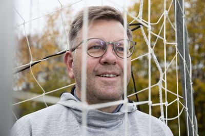 Ole Frandsen, der er turneringschef i DBU Jylland, glæder sig over, at der er blevet sat en stopper for det drastiske fald i antallet af herreseniorhold i Silkeborg Kommune. Der er dog stadig langt op til de 53 hold, som kommunen kunne mønstre i 2017. Foto: Jakob Stigsen Andersen