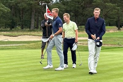 Her er de de tre spillere i førerbolden. Vinder Kristoffer Max er til højre, mens Silkeborg-spilleren Kasper Nyland er til venstre. I midten er det Jamie Tofte Nielsen. Foto: Peter A. Sørensen