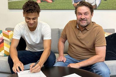 Theo Hoffmeyer (t.v.) har netop sat sin signatur på en aftale med Young Boys. Her ses han med direktør Holger Kristiansen. Foto: Young Boys