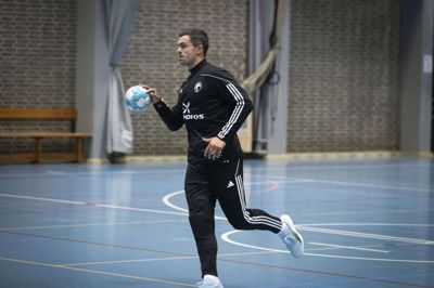 Onsdag formiddag gennemførte Rasmus Lauge det første træningspas i Bjerringbro-Silkeborg siden 2013. I de seneste 10 år har playmakeren fra Bjerringbro repræsenteret THW Kiel, Flensburg-Handewitt og Veszprem.