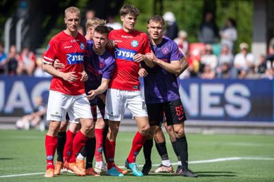 Alexander Busch (nummer to fra højre) og Tobias Salquist (til venstre) får søndag endnu en gang fornøjelsen af at skulle stå over for FC Midtjylland. Foto: Morten Kjær/Ritzau Scanpix