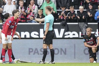 Allerede efter et kvarters tid kom SIF i modvind, da Alexander Busch begik straffespark mod Gustav Isaksen. Og selv om FCM-profilen for anden runde i træk brændte fra 11 meter, vandt ulvene komfortabelt på MCH Arena. Foto: Claus Fisker/Ritzzau Scanpix