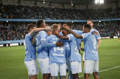 Sebastian Jørgensen bliver tiljublet efter 2-0-målet i sejren over Halmstad. Foto: Ritzau Scanpix