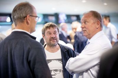 Holger Kristiansen (i midten) og Kent Madsen (til højre) er begge meget tilfredse med, at byens to divisionshold nu for første gang nogensinde møde i en officiel kamp. Foto: Jakob Stigsen Andersen