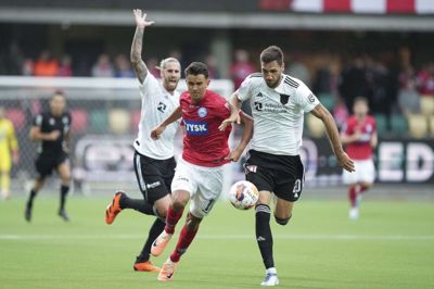 Frederik Carlsen er vokset op på Vesterbro i København, men bor nu i Silkeborg. - Jeg kan godt mærke, at der ikke på samme måde er liv i byen. Men jeg er kommet herover for at spille fodbold, så det har jeg det fint med, siger han. Foto: Claus Fisker/Ritzau Scanpix