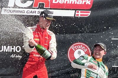 Kasper H. Jensen fejrede sejren i champagnebrus.Foto: Kim Simmelsgaard