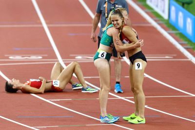 Juliane Falsig Hvid, der her ses til højre, kæmpede sig i mål ved VM i Budapest, selvom hun styrtede kort inde i løbet. Foto: Ritzau Scanpix
