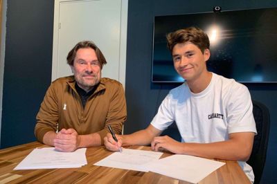 Young Boys-direktør Holger Kristiansen (t.v.) har også ansat Nemo Thomsen i firmaet Young Business, hvor den 19-årige EUX Business-studerende kommer i et trainee-forløb. Foto: Young Boys