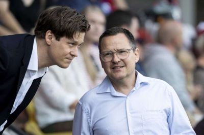 Sportschef Jesper Stüker (th.) holder et indlæg i aften til fanarrangement på Jysk Park. Det samme gør direktør Kent Madsen og cheftræner Kent Nielsen, og de vil alle svare på spørgsmål fra deltagerne. Foto: Bo Amstrup/Ritzau Scanpix