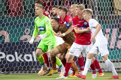Der var trængsel i feltet, da Young Boys i overtiden smed alt frem ved et hjørnespark.Foto: Jakob Stigsen Andersen