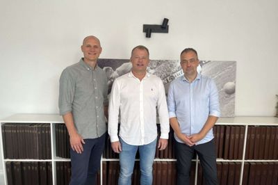I midten Henrik Stegger Nielsen flankeret af Esben Skou Vinther, til venstre, og Tue Lumbye, begge medlemmer af ledelsen i Better Collective. Foto: Better Collective