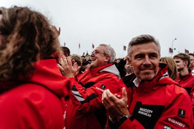 Holdejer René Birch og teamchef Henrik Lundgaard nyder her søndagens triumf på Jyllandsringen. Foto: Caroline Sternsdorf/GMB Motorsport