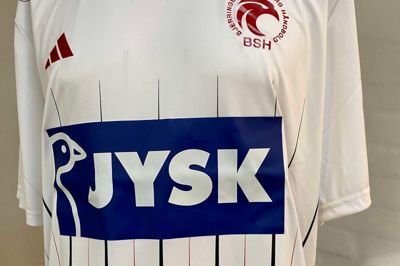 Du kan støtte Kræftens Bekæmpelse ved at byde på disse specielle trøjer på søndag. Vil du være sikker på at byde højest, skal du derfor sørge for at være tilstede til kampen og auktionen i Hal B efter kampen