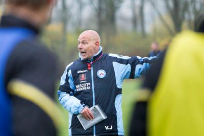 B1909 lancerede i tirsdags tidligere SIF-træner Viggo Jensen som klubbens mentor. Det var ikke korrekt, og nu beklager den fynske klub og siger undskyld til træner-legenden. Foto: Jens Anker Tvedebrink