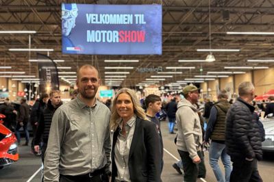 Jacob Sonne-Schmidt og Charlotte Lunde, der begge er en del af Motorshow 2025, glæder sig over de mange gæster, der lægger vejen forbi den store motorudstilling.