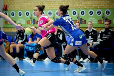 Marigona Hajdari (t.v.) scorede tre gange på tre forsøg for Silkeborg-Voel, mens lillesøster Arlina Hajdari (t.h.) lavede fem mål på seks skud for Bjerringbro FH.