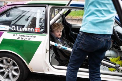 Rallykørere fra Ikast og Omegns Motorklub tilbød publikum en tur i deres biler mod betaling ved motorsportshowet i Herning tidligere på året. Pengene har de nu doneret til Børneulykkesfondens legehelte.