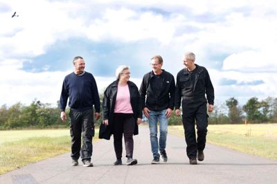 Kaj Klaris, Anna Mette Anholm Østergaard, Ole Østergaard og Arne Juulsgaard bor alle i nærheden af Herning Lufthavn og er glade for det. De nyder at følge med i aktiviteterne og se, hvor meget liv der er omkring lufthavnen.