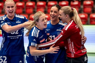 Sarah Ernebjerg (til højre) jubler her efter oprykningen til ligaen kom i hus i sidste sæson. Foto: Morten Stricker