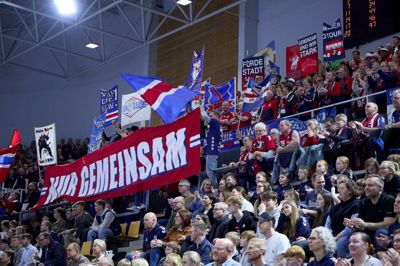Der var flot opbakning til det tyske storhold. Et par hundrede fans vandt kampen på tilskuerpladserne.
