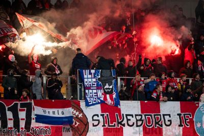 Der skal nu kigges overvågningsvideo igennem for at finde antallet af pyroteknik og de fans, som stod bag. Nogle af de involverede fans bar masker, hvilket også er forbudt på stadion. Foto: Bo Amstrup/Ritzau Scanpix