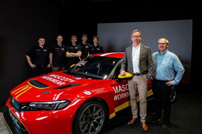 Forrest er det de to teamejere, Christian Jensen til højre og Ulrik Larsen, der står foran holdets kørere og den nye TCR-bil - en Honda Civic Type-R. Foto Stine Schjøtler Larsen/Racegroup