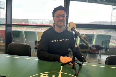 Simon Jakobsen nåede at spille 223 førsteholdskampe for Silkeborg IF over en 10-årig periode fra 2009 til 2019. Siden januar 2020 har han spillet for Hobro IK, hvor den rutinerede forsvarsspiller er anfører.