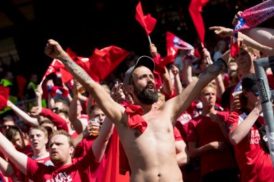Midtjyllands Avis' fotograf Jakob Stigsen Andersen stod sammen med de mange SIF-fans under pokalkampen mod Brøndby. Omkring 6000 SIF'ere var mødt op for at støtte de rød-hvide helte. Se billedserien her. Foto: Jakob Stigsen Andersen