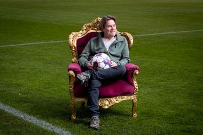 Holger Kristiansen er i dag fodboldboss i Young Boys. Tidligere i sin erhvervskarriere har han stiftet to bookmaking-selskaber, Bet24 og Bet25. Her sidder han i en reklamestol fra bookmakertiden midt på KFUMs hjemmebane på Søholt og knytter dermed sin nutid sammen med sin fortid.