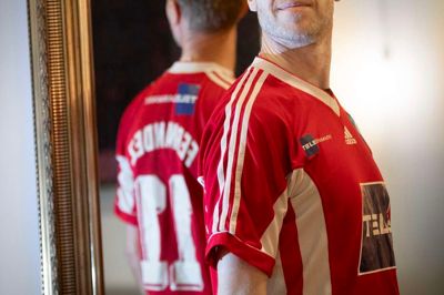 Nyhedsredaktør Brian Holst iført sin yndlingstrøje.