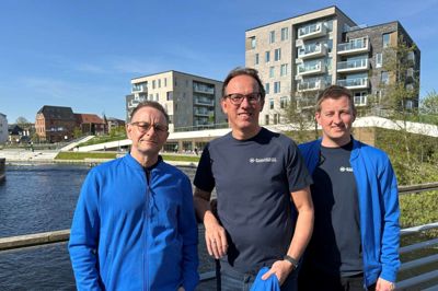 Fra venstre er det chefredaktør Hans Krabbe, sportsredaktør Peter A. Sørensen og sportsjournalist Michael Helligsø.