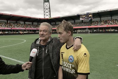 Lars Lilholt overrakte i 2019 pokalen til SIF og Mads Emil, da holdet rykkede op i Superligaen.