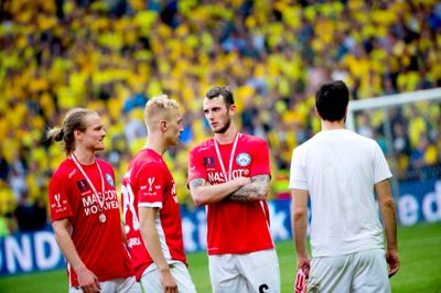En medalje blev det til i 2018, men det var som taber. Derfor ser fra venstre Simon Jakobsen, Tobias Salquist og Jens Martin Gammelby da også noget mellemfornøjede ud.