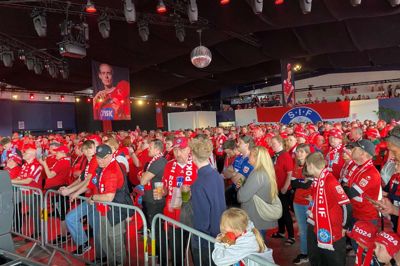 SIF-fansene varmer op med musik fra bandet Den Røde Tråd