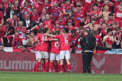SIF-spillerne fejrer Oliver Sonnes mål med fansene.