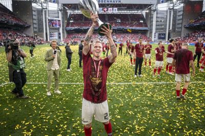 Da Tonni Adamsen spillede danmarksseriebold i Taastrup, havde han aldrig regnet med, at en dag ville stå som pokalvinder. Foto: Mads Claus Rasmussen/Ritzau Scanpix