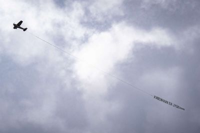 Et fly med teksten "København er jysk" cirkulerer her over SIF-fans på Docken i København inden pokalfinalen. Foto: Emil Nicolai Helms/Scanpix 2024