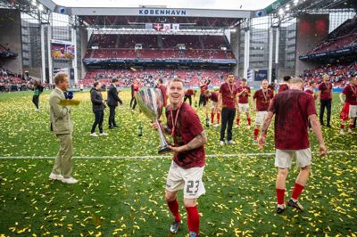 Tonni Adamsen løber med titlen som kampens spiller i Midtjyllands Avis.