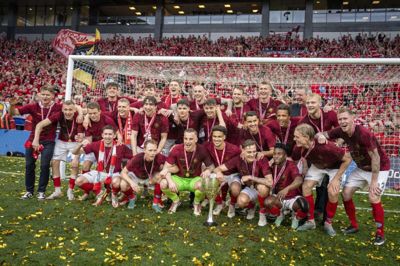 Hele SIF-truppen fejrer her pokaltitlen foran de medrejsende fans. Foto: Mads Claus Rasmussen/Ritzau Scanpix