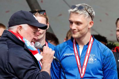 Fredag stillede Leo Christensen, til venstre, spørgsmål til Oliver Sonne ved fejringen på Torvet.