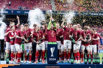Anfører Nicolai Larsen og SIF-spillerne løfter pokalen.