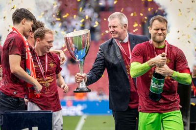 Silkeborg IF's cheftræner, Kent Nielsen, er her sammen med to af de profiler, som han har hentet ind. Anders Klynge til venstre og keeper og anfører Nicolai Larsen til højre.