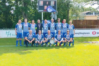 Bagerst fra venstre: Christopher Poulsen, Morten Skaarup, Dennis Flinta, Henrik Ipsen, Michael Olsen, Thomas Olsen, Lasse Ankjær, Mikkel Kielberg og Frank Hansen. Forrest fra venstre: Nicki Christiansen, Steven Lustü, Rasmus Hansen, Rasmus Dudeck og Kasper Rasmussen. Foto: Fårvang IF