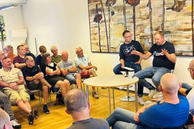 Allan Johansen svarede på spørgsmål fra chefredaktør Hans Krabbe og de 55 deltagere til det udsolgte arrangement på Papirfabrikken.