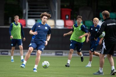 - Indtil videre har det været den hårdeste opstart, som jeg har været med til i SIF. Det har jeg også sagt til Kent Nielsen. Men den pillede han selvfølgelig ned, for det synes alle spillere vist hvert år, lyder det med et grin fra Alexander Lind.