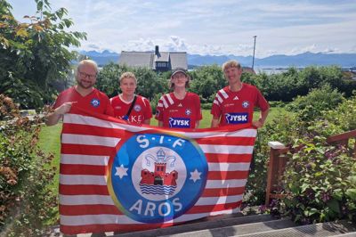 Jonas Ahlgreen (th.) og gutterne Daniel Holm, Mathias Valbjørn og Oscar Valdorff har lejet et hus med udsigt over både hav og fjeld i Molde. De tager først hjem fredag, så planen er også at komme ud og opleve den norske natur, før turen igen går mod Søhøjlandet.