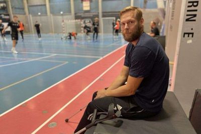 Nikolaj Øris overværede tirsdagens træning i Jysk Arenas hal B med krykker ved sin side.