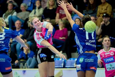 Sara Madsen (t.v.) var en vigtig brik for Silkeborg-Voel i første halvleg, hvor gæsterne havde svært ved at slå hullet.