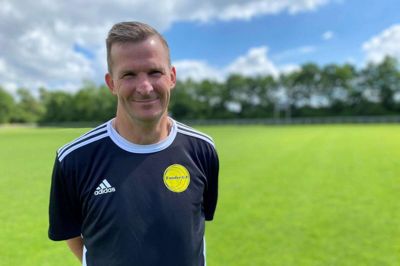 Steven Lustü forsikrer om, at han er okay, efter han besvimede lørdag, hvor Funder GF vandt lokalopgøret mod Kjellerup IF med 4-2. Foto: Michael Helligsø